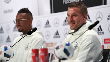 Podolski: "Todos alguna vez nos tocamos los huevos"