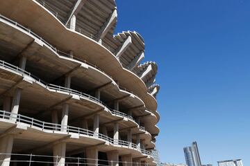 Así se encuentra el que será el nuevo estadio del Valencia Club de Fútbol. Las obras llevan trece años paradas.