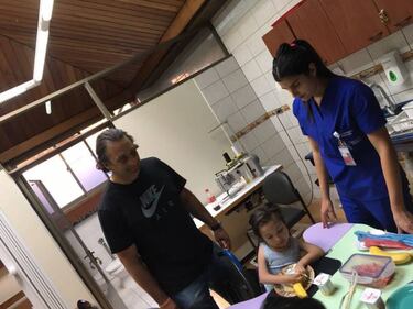 Pizzi se distrae visitando uno de los institutos de la Teletón