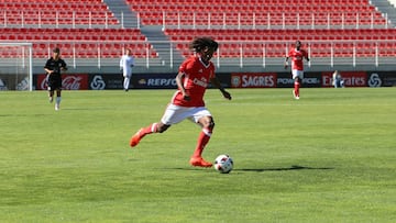 Jair Tavares en un partido con el Benfica.