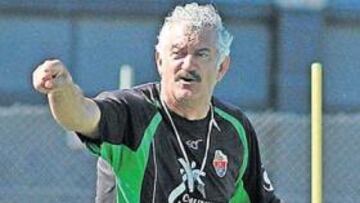 <b>COMO SIEMPRE. </b>David Vidal, ayer, dirige con brío uno de los ejercicios de su equipo.