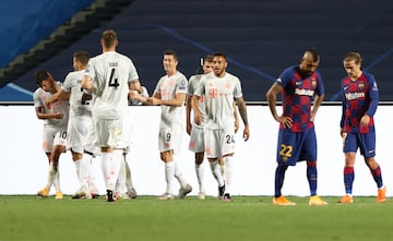 Jugado a partido nico en Lisboa, a causa de la pandemia del Coronavirus que suspendi a toda la sociedad, Barcelona y Bayern jugaron en el Estadio Da Luz un partido para la historia. El Bayern abri el marcador en el minuto 3 (Mller) y anot el 1-4 (Alaba en p.p.;Perisic, Gnabry y Mller de nuevo) en el minuto 30. La segunda parte empez con gol de Surez que daba algo de esperanza pero Kimmich anot el 2-5, tras jugada maradoniana de Alphonso Davies, y el Barcelona tuvo que ver como sala Coutinho desde el banquillo muniqus (el fichaje ms caro de la historia del Bar?a y cedido al Bayern) para asisitr a Lewandowski en el 2-6 y anotar los dos litmos goles del Bayern.