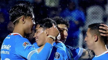 Jugadores de Cruz Azul festejan uno de los goles en contra de León.