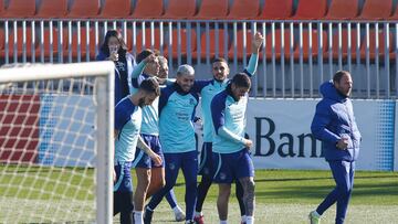 Koke, Llorente y Correa celebran un gol en un entrenamiento del Atlético. Otro reinicio obligado.