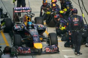 Piloto de Red Bull Sebastian Vettel de Alemania en la segunda parada en boxes durante la Fórmula Uno Gran Premio de Malasia en el circuito de Sepang.