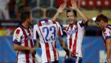 CELEBRACIÓN. Saúl festeja con Koke y Miranda su primer gol oficial con el Atlético, que fue el segundo de los rojiblancos al Sevilla.