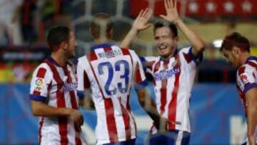 CELEBRACI&Oacute;N. Sa&uacute;l festeja con Koke y Miranda su primer gol oficial con el Atl&eacute;tico, que fue el segundo de los rojiblancos al Sevilla.
 