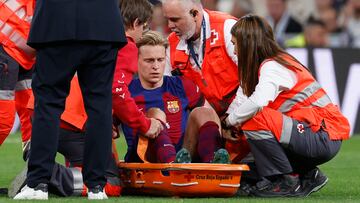 MADRID, 21/04/2024.- El centrocampista neerlandés del FC Barcelona Frenkie de Jong sale en camilla del terreno de juego durante el partido de la jornada 32 de LaLiga EA Sports entre Real Madrid y FC Barcelona, disputado este domingo en el estadio Santiago Bernabéu de Madrid. EFE/Daniel González
