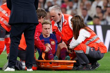 Frenkie de Jong on the stretcher