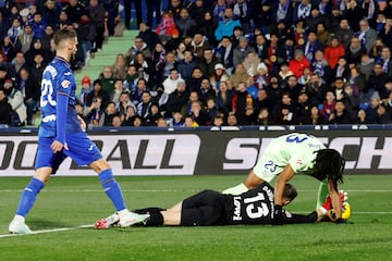 0-1. Asistencia de Pedri a Joules Kound dentro del rea. El defensa francs entre trompicones y David Soria que no acierta a atrapar el baln, anota el primer tanto.