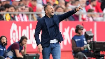 GIRONA, SPAIN - APRIL 01: Diego Martinez, Head Coach of RCD Espanyol, gives the team instructions during the LaLiga Santander match between Girona FC and RCD Espanyol at Montilivi Stadium on April 01, 2023 in Girona, Spain. (Photo by Alex Caparros/Getty Images)