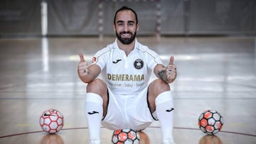 Ricardinho posa con los colores del ACCS París, su nuevo equipo.