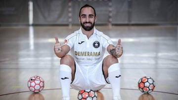 Ricardinho posa con los colores del ACCS Par&iacute;s, su nuevo equipo.