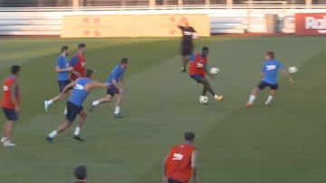 El lujo de Dembélé a Griezmann en la práctica del Barcelona