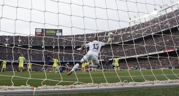 Luis Suárez marca el gol anulado por fuera de juego. 


