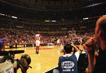 Unas Finales dur¨ªsimas, en las que Michael Jordan jug¨® con un extra de motivaci¨®n (si tal cosa era posible) porque Karl Malone fue MVP de la Regular Season aunque los Jazz ganaron 64 partidos por los 69 de los Bulls¡ con Jordan como M¨¢ximo Anotador de la NBA. El escolta anot¨® el tiro ganador del primer partido por encima de Bryon Russell (preludio de lo que pasar¨ªa en 1998) y jug¨® uno de sus partidos m¨¢s m¨ªticos en el quinto: en Salt Lake City, con 2-2 y enfermo, anot¨® 38 puntos en 44 minutos heroicos en el bautizado como Flu Game. En el sexto, de vuelta en Chicago, los Jazz mandaron hasta que se deshicieron en el ¨²ltimo cuarto, el del tiro que encumbr¨® a Steve Kerr, hoy entrenador de los Warriors.