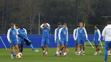 Aullidos de lobo para intentar asustar a un bicampeón herido