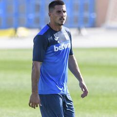 Gabriel, pensativo e intenso mientras se resuelve su salida