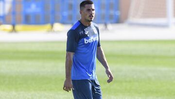 Gabriel, pensativo e intenso mientras se resuelve su salida