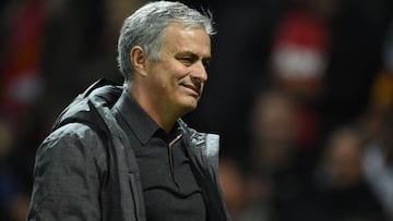 Manchester United&#039;s Portuguese manager Jose Mourinho gestures as he leaves after the UEFA Champions League Group A football match between Manchester United and Benfica at Old Trafford in Manchester, north west England on October 31, 2017.
 Manchester United won the game 2-0. / AFP PHOTO / Oli SCARFF