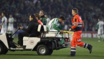 Matilla, retir&aacute;ndose en camilla en el partido ante el Tenerife.