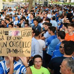 Peñas y aficionados del Málaga pidieron en la calle la marcha de Al Thani