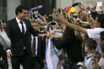 GRA504. MADRID, 25/05/2014.- El defensa portugués del Real Madrid Kleper Laveran "Pepe" saluda a los aficionados a su llegada al Ayuntamiento de Madrid durante las celebraciones del equipo blanco tras la victoria en la final de la Liga de Campeones disputada ayer en Lisboa. EFE/JuanJo Martín