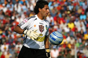 FUTBOL, O'HIGGINS/U. DE CHILE
PARTIDO CAMPEONATO CLAUSURA 2006
HÉCTOR BARRA, ARQUERO DE O'HIGGINS, CONTROLA EL BALÓN.




