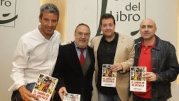 Nico Abad, Alfredo Rela&ntilde;o, Antoni Damiel y Julio Maldonado &#039;Maldini&#039; con el libro &#039;El sue&ntilde;o de mi desvelo&#039;.
