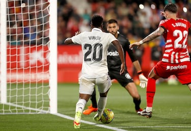 4-2. Vinicius asiste a Lucas Vázquez desde la línea de fondo. El defensa lateral blanco anota el segundo gol.