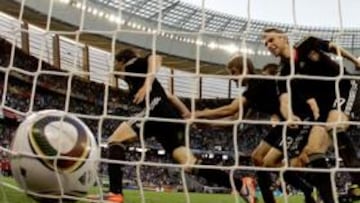 <b>DESESPERACIÓN. </b>Los jugadores alemanes celebran el gol de Friedrich, el tercero, ante la desesperación de Heinze y de Demichelis.