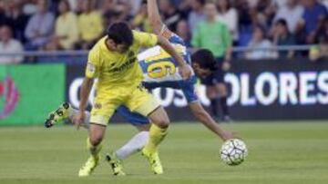El centrocampista del RCD Espanyol Javi L&oacute;pez (d) lucha el bal&oacute;n con Manuel Trigueros, centrocampista del Villarreal, durante el partido de la segunda jornada de Liga en Primera Divisi&oacute;n.