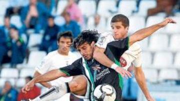 <b>INSUFICIENTE. </b>Santos protege un balón ante la oposición de un contrario.