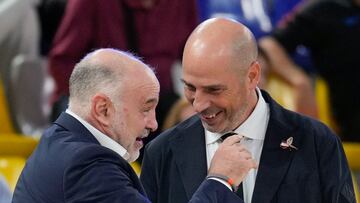 Joan Peñarroya y Pablo Laso, se saludan durante Barcelona - Baskonia, en el Palau Blaugrana.