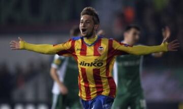 El centrocampista del Valencia, Fede Cartabia, celebra el segundo gol de su equipo ante el Ludogorets Razgrad, durante el partido de ida de los octavos de final de la Liga Europa, en el estadio nacional Vasil Levski, en Sofía, Bulgaria.