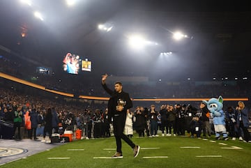 Emotivo homenaje del Manchester City a Rodri en el Etihad Stadium por su Balón de Oro.