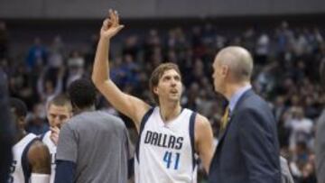 Nowitzki se sale (31+11) y los Mavs ganan en la prórroga
