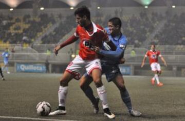 Ignacio Jeraldino, de La Calera, aguanta como puede la pelota ante la férrea marca de O'Higgins.
