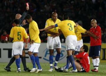 Brasil le dio una lección a Chile rumbo a Sudáfrica e incluso Robinho dejó escrito en el camarín que al pentacampeón de le respeta. 3-0 ganó el scratch. En la imagen, Jorge Valdivia, que regresaba a la Roja después de su sanción en Copa América por indisciplina, es expulsado a los pocos minutos de ingresar.