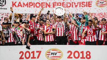 56929602. Eindhoven (Netherlands), 15/04/2018.- PSV players celebrate winning the Dutch Eredivisie championship after the match against Ajax in the PSV stadium in Eindhoven, The Netherlands, 15 (Países Bajos; Holanda) EFE/EPA/OLAF KRAAK