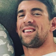 'Tiburoncito' Boomer aprende a nadar con papá Michael Phelps