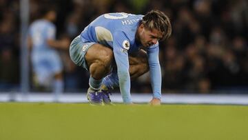 Jack Grealish, jugador del Manchester City, se duele por una falta durante un partido.
