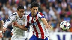 James Rodr&iacute;guez (i) lucha el bal&oacute;n con el portugu&eacute;s Tiago Mendes. 