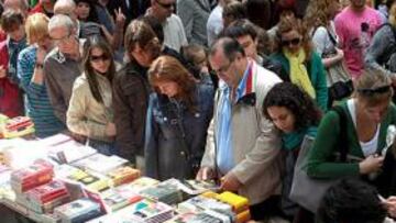 <b>LA GRAN FIESTA. </b>Sant Jordi volvió a llenar la ciudad de Barcelona de libros, muchos de ellos, de temática deportiva.