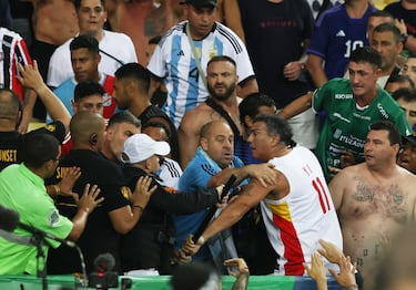 Las lamentables imágenes de la pelea en las gradas de Maracaná