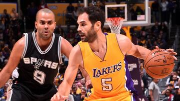 Jos&eacute; Calder&oacute;n durante un partido con Lakers. 