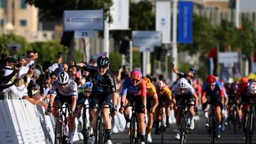La ciclista neerlandesa Charlotte Kool celebra su victoria ante Lorena Wiebes en el esprint de Dubai en la primera etapa del UAE Tour Femenino.