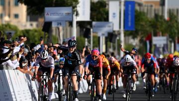 La ciclista neerlandesa Charlotte Kool celebra su victoria ante Lorena Wiebes en el esprint de Dubai en la primera etapa  del UAE Tour Femenino.