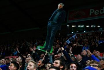 Aficionados con máscaras en el Stoke City-Chelsea.