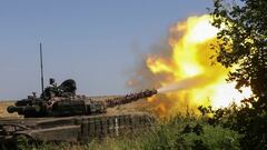 Ukrainian servicemen fire with a tank towards Russian troops near a front line, amid Russia's attack on Ukraine, in Kharkiv region, Ukraine July 6, 2023. REUTERS/Vyacheslav Madiyevskyy